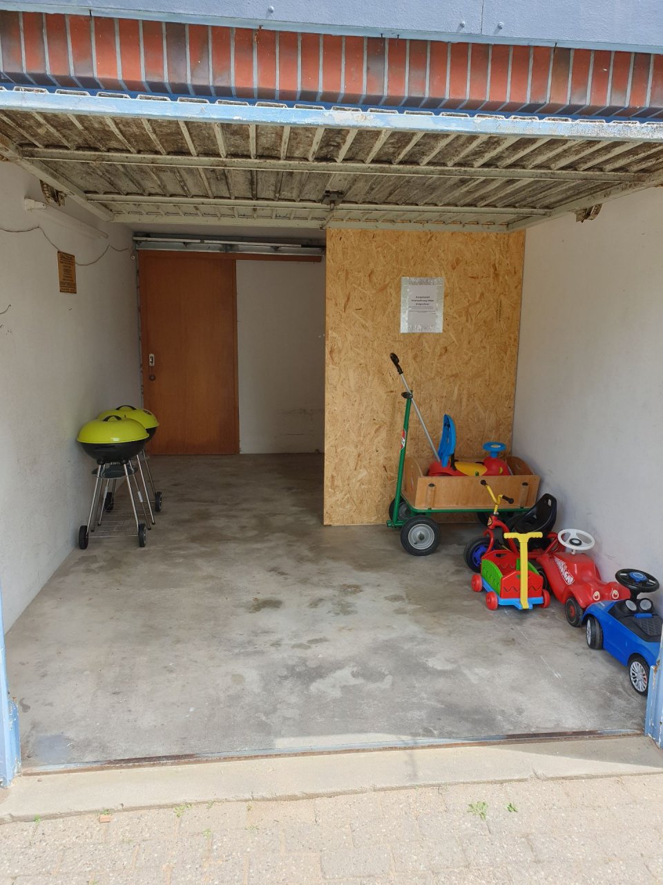 Garage mit Spielzeug